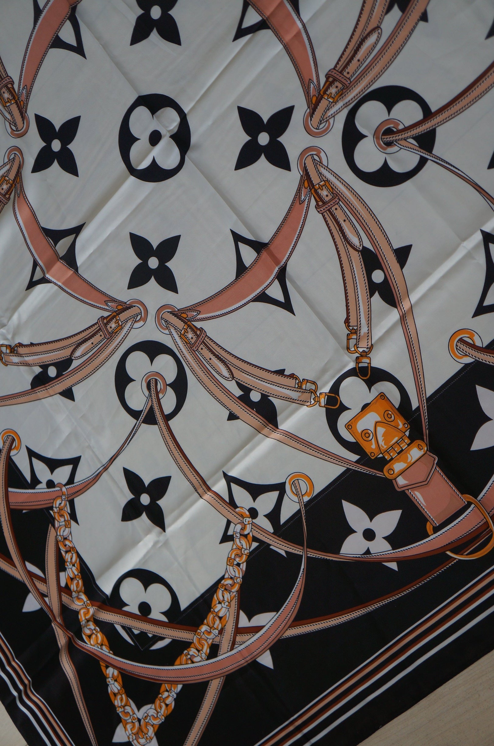 Vends grand châle, paréo, foulard en polyester