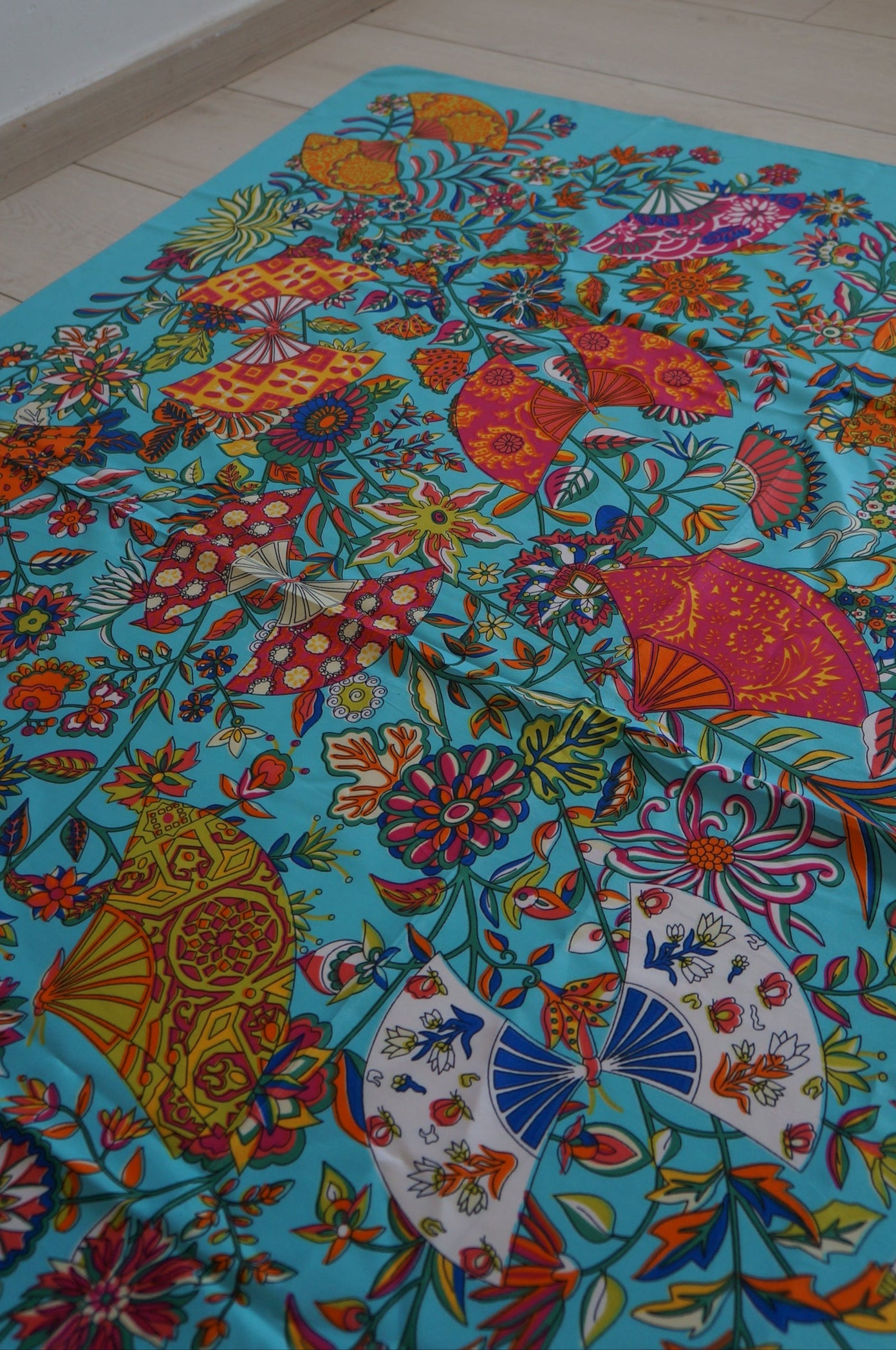 Vends grand châle, paréo, foulard en soie.